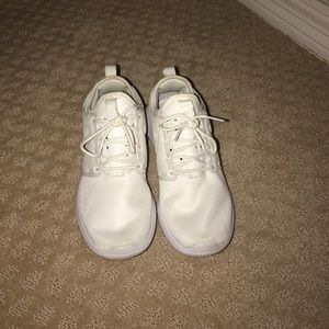 white nike roshe